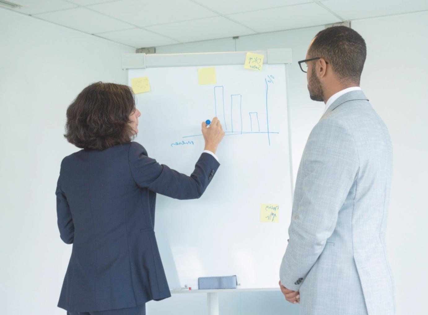 Studententeam bei der gemeinsamen Entwicklung von Finanzstrategien